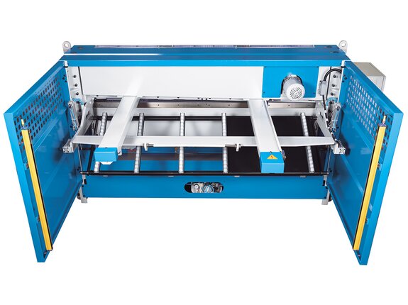 Die pneumatische Blechhochhaltevorrichtung ist umschaltbar und kann den Blechzuschnitt wahlweise zur Vor- oder Rückseite der Maschine leiten