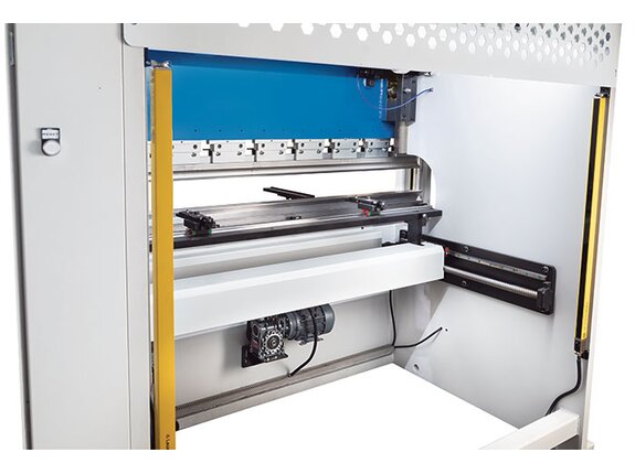 La parte trasera está protegida con cortinas de luz