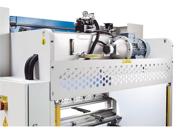 La unidad hidráulica está situada en la parte superior de la máquina, lo que proporciona espacio adicional para el curvado