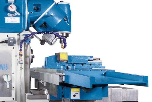 Universal milling machine with large workspace
