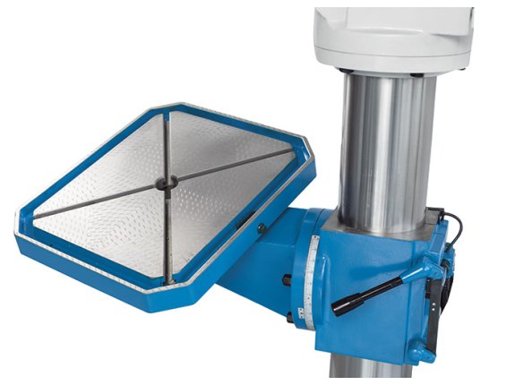 Duży stół roboczy z poprzecznymi rowkami mocującymi jest obrotowy i wychylny