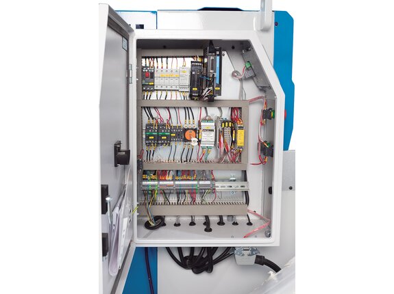 The standard control allows for quick, automatic back gauge adjustment