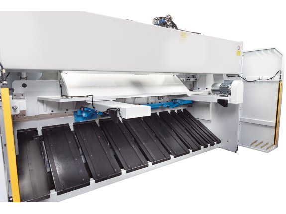 Устройство для крепления стального листа с опциональным пневматическим управлением позволяет точно позиционировать у заднего упора даже тонкие листовые заготовки