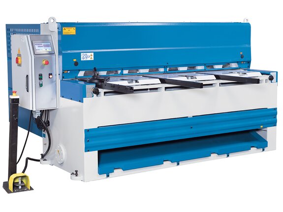 KMT RNC 2004 - Cesoia motorizzata con guida a slitta, finecorsa posteriore controllato NC, premilamiera ed altri optional