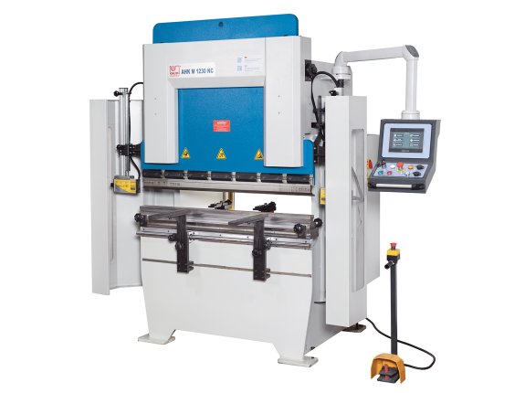 AHK M 1230 NC +  AKAS – LC II M - Компактное решение для гибки с ЧУ с осями X и R и большим набором стандартной
комплектации — отличная альтернатива станкам с ЧПУ