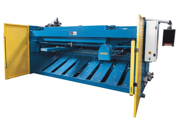 Grâce au dispositif de maintien en hauteur de la tôle à commande pneumatique, il est possible de positionner les tôles fines de manière précise sur la butée arrière