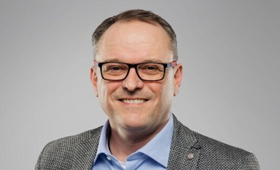 Martin Schaupp, CTO der theion GmbH, verantwortet die Skalierung von Prozessen vom Labor bis zur Produktion