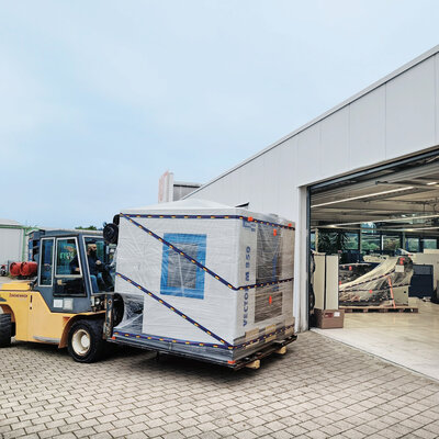 Gabelstapler liefert verpackte Maschine am KNUTH Vorführzentrum Süd in Denkendorf an