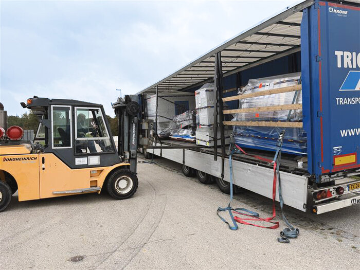 Gabelstapler entlädt Maschinen für die KNUTH Hausmesse Denkendorf 2025 vom Lkw
