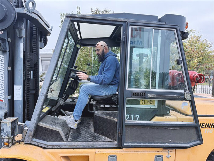 KNUTH Mitarbeiter steuert Gabelstapler beim Aufbau für die Hausmesse Denkendorf