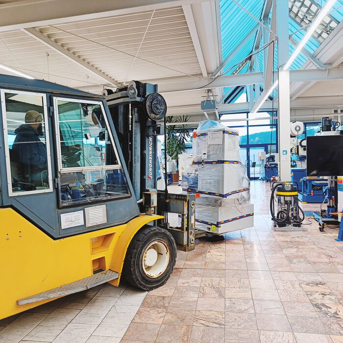 Gabelstapler transportiert Maschine in das KNUTH Vorführzentrum Süd zur Hausmesse Denkendorf 2025