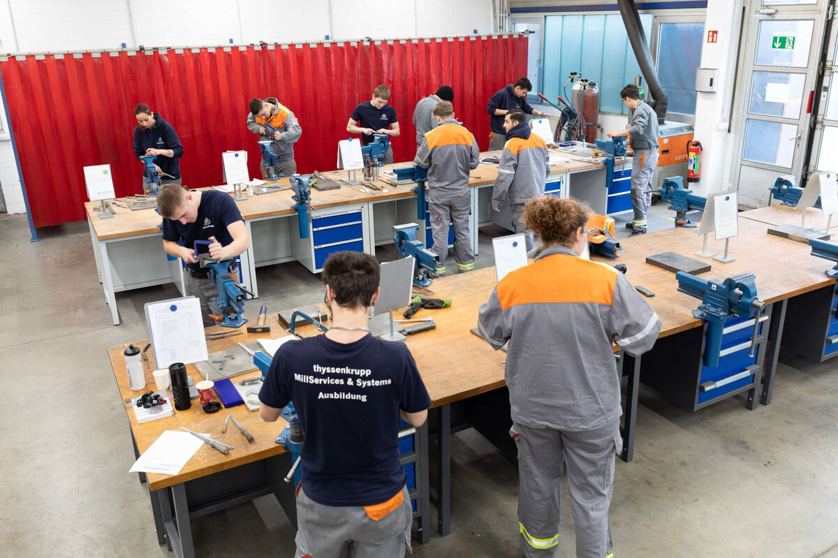 Strukturierter Ausbildungsbetrieb: Mehrere Arbeitsstationen ermöglichen paralleles Arbeiten und effiziente Betreuung in der Ausbildungswerkstatt.