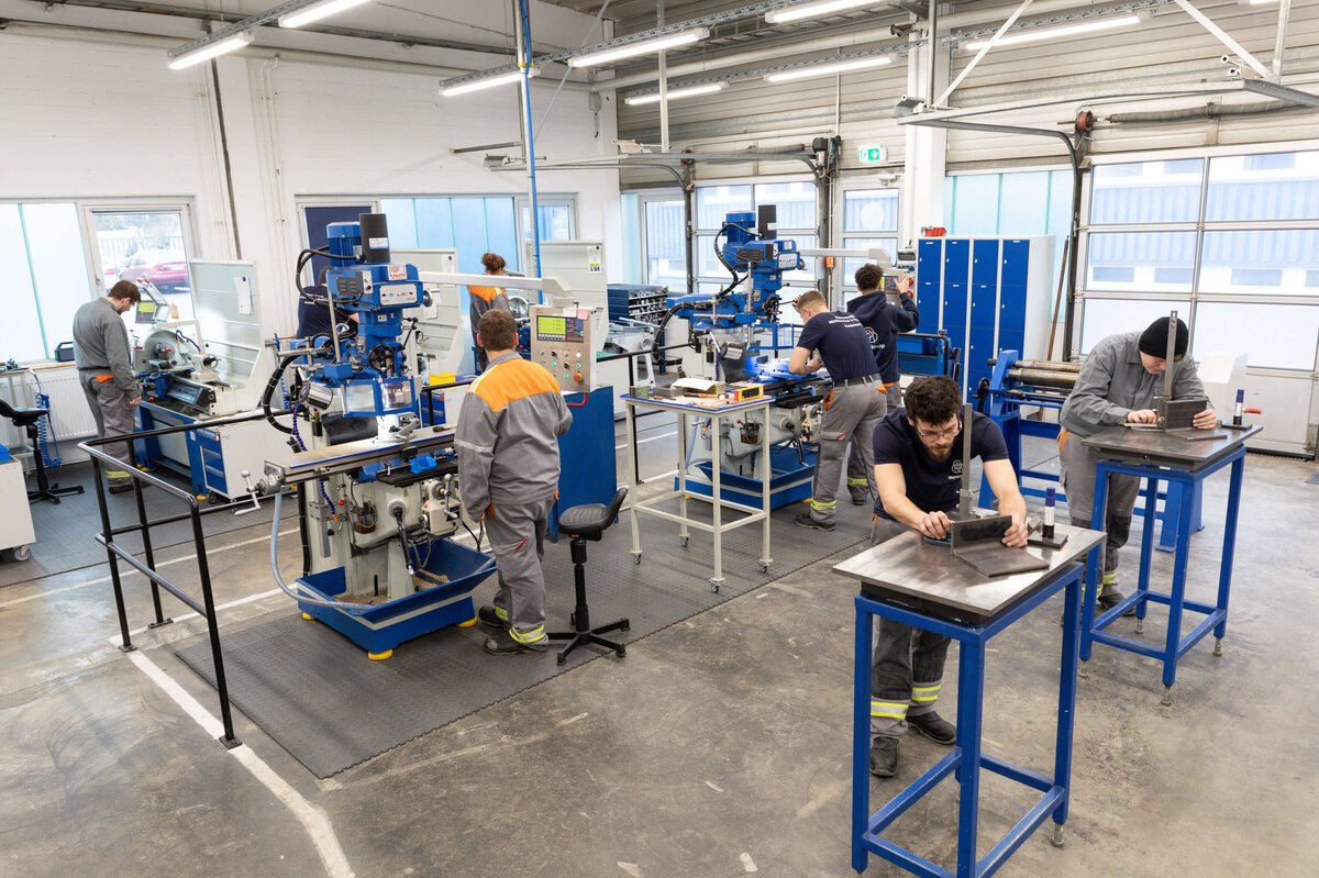 Modern milling technology in use: Trainees gain their first experience on conventional KNUTH milling machines.