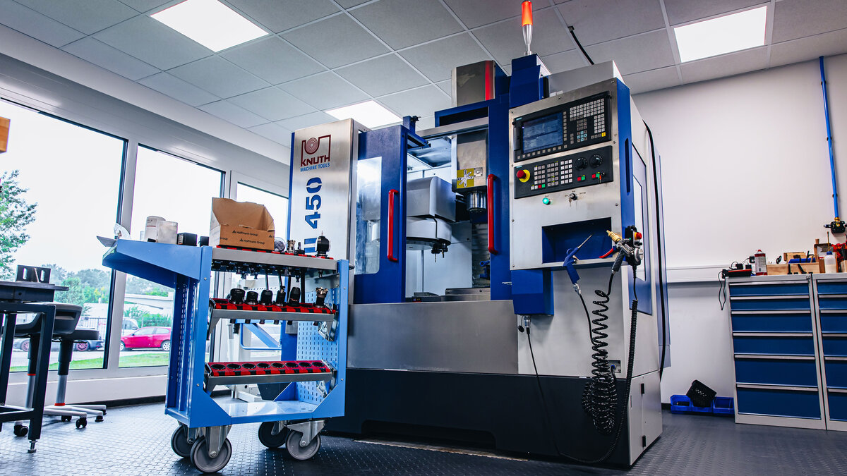 Die X.mill 450 ist das kompakte CNC-Bearbeitungszentrum für die praxisnahe Ausbildung: Siemens 828D Steuerung mit intuitiver SINUMERIK-Operate-Oberfläche perfekt kombiniert mit einer leistungsstarken Spindeleinheit und hoher Präzision.