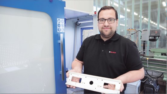 Le changement d’outil automatique permet de fraiser, percer et chanfreiner une plaque d’adaptation en une seule opération