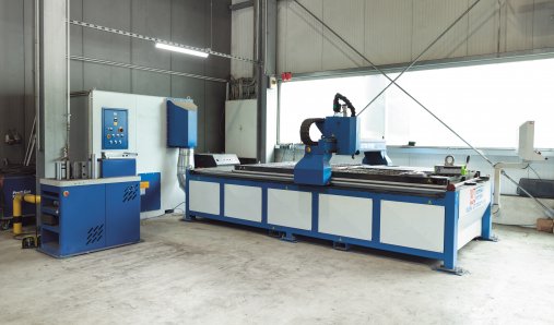 The KNUTH Plasma-Jet Compact 1530 with MaxPro 200 plasma source and vacuum exhaust system