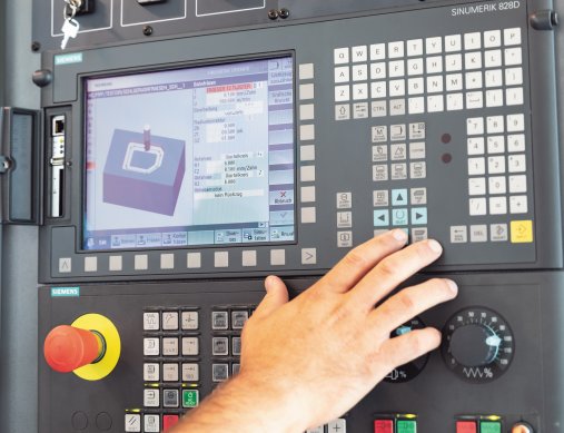 Siemens 828 D Basic: Simplicity and user-friendly interface are convincing factors for  the customer. “With these features, even new employees with  very little CNC experience require only minimal training until  they can run the machine efficiently and without problems,”  added Klimczuk.