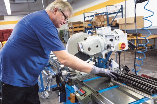 Minimax does the prep work with a KHK 350 semi-automatic  circular saw with pneumatic workpiece clamping, also from  KNUTH. It cuts the steel pipes to the right length with millimetric precision