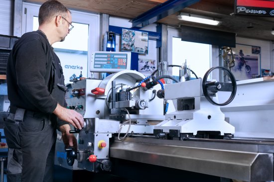 Ralf Welzmüller can set gauges and stops with ease and precision via electronic hand-wheels. “And since I can save these settings for future recalls, I get high repeatability – it’s like having a CNC-Light machine”, he added enthusiastically.