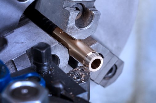 To ensure a smoothly running engine, the valve feed-throughs must be machined with accuracy to the 100th of a millimeter