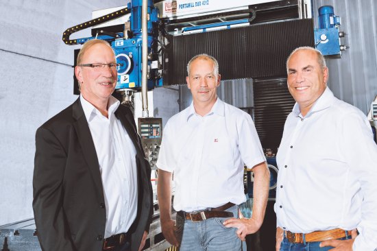 Andreas Hendrich (center) of the KNUTH Sales Team arranged a visit at the site of a reference customer to convince Josef Schulte (right) of the power this gantry-type milling machine has to offer. Josef Schulte runs VST Verschleißtechnik together with his business partner, Johannes Stiens.