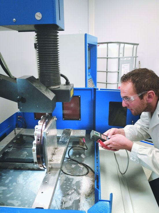 Für eine perfekte Trennung wird die Werkstückgeometrie eingelernt. Hier wurde eine Bauplattform mit Bauteilen aus Edelstahl bearbeitet.