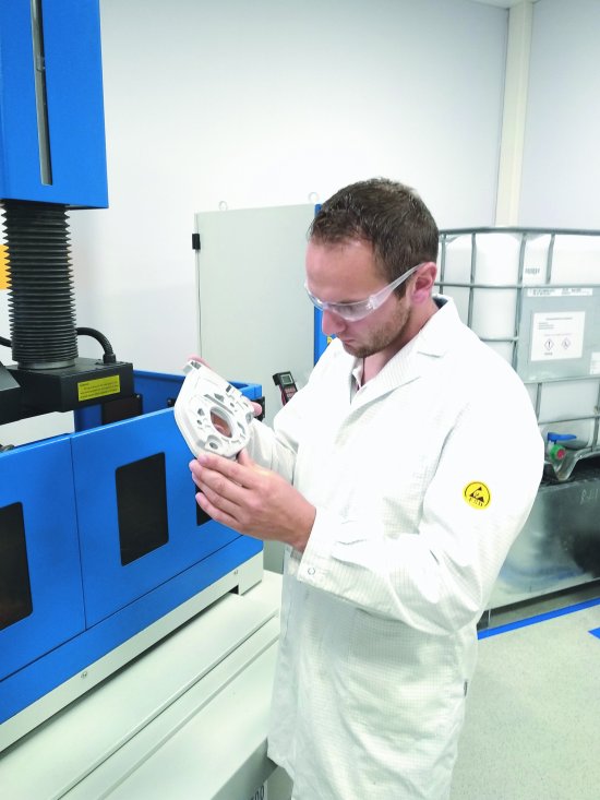 Prüfender Blick: Markus Schnell begutachtet die Schnittergebnisse.