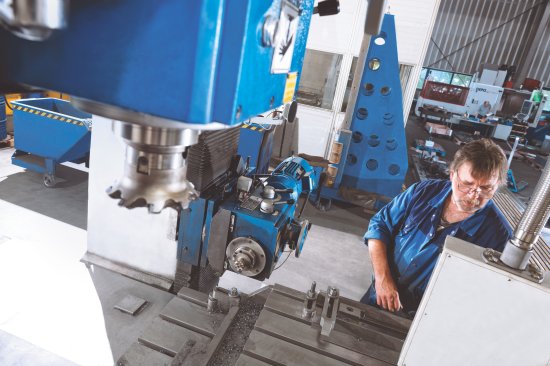 Auch Materialien mit einem Härtegrad von 500 HB sind für die Portamill Duo kein Problem. Die Verschleißstäbe bearbeitet die Portalfräse kraftvoll und präzise.