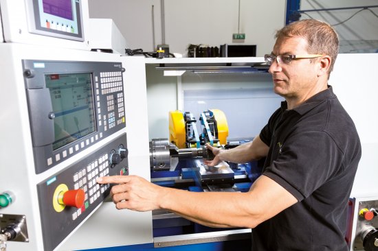 Einrichtungsarbeiten an der Siemens 828D Steuerung der CNC-Drehmaschine mit integriertem Bandfinisher