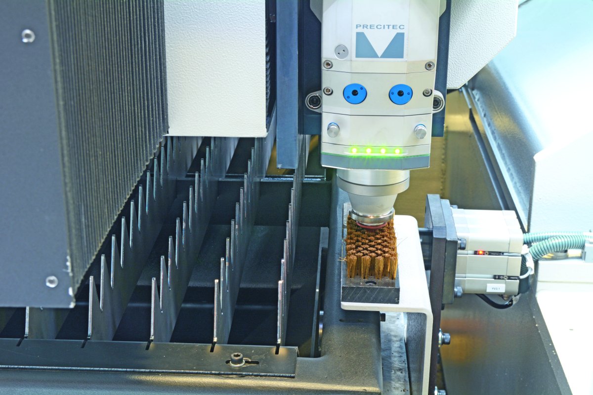 Режущая головка Precitec ProCutter с автоматической фокусировкой: • Автоматическая калибровка системы контроля высоты после замены сопла • Автоматическая очистка сопла