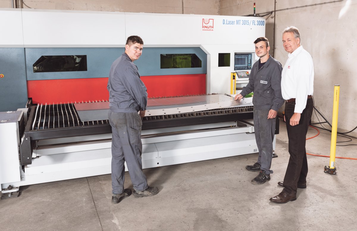 Руководитель отдела сбыта KNUTH Кристиан Буш изучает детали с текущего производства