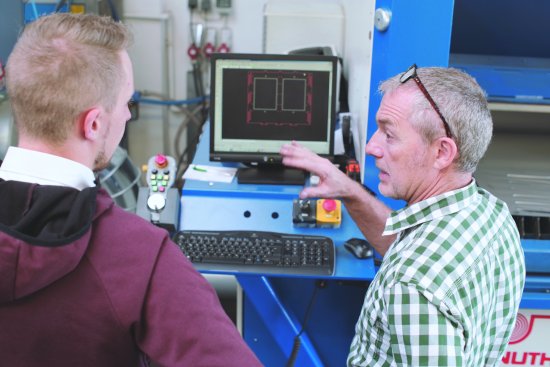 Решение инвестировать в лазерную технику Уильям Вальц, владелец фирмы C. & E. Rauh, принял решение, получив подробную профессиональную консультацию специалиста отдела сбыта фирмы KNUTH Тобиаса Хаманна