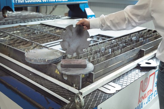 Un salto di qualità: il componente a sinistra era stato tagliato con un dispositivo di taglio plasma manuale prima dell’acquisto. Al centro quello tagliato con precisione con l’impianto KNUTH Plasma-Jet.