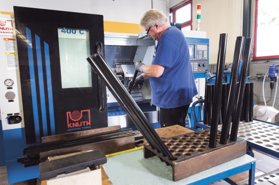 Il a fallu, pour pouvoir traiter des tubes de jusqu’à 120 cm de longueur, rallonger en conséquence la broche du Roturn 400 C. Ce tour, en raison de sa sécurité de processus et de la qualité de ce qu’il produit, peut également faire office de tour économique pour des opérations en plusieurs équipes.