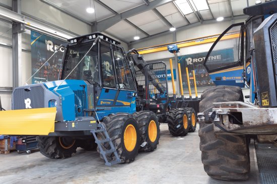 Réalisation sur mesure d’une grue pour la machine forestière Rottne F15D – puissante machine pour charges lourdes et distances de retour importantes
