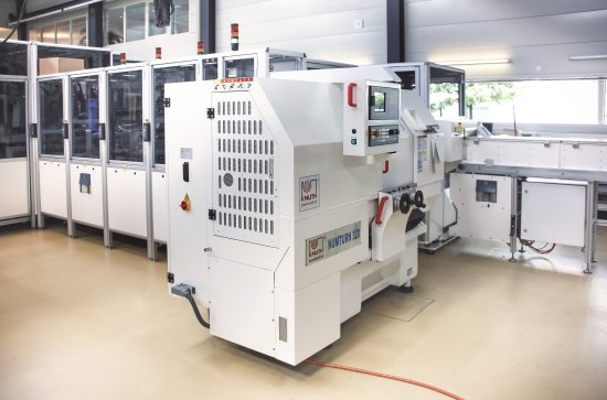 Image de gauche : vue latérale sur l’alimentation automatique de matériaux dans la machine.