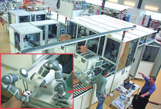 La ligne de production de pompes en cours de réalisation. À l’avant gauche se trouve le robot à deux bras « compatible avec les collaborateurs » qui ne nécessite pas de cage de sécurité.